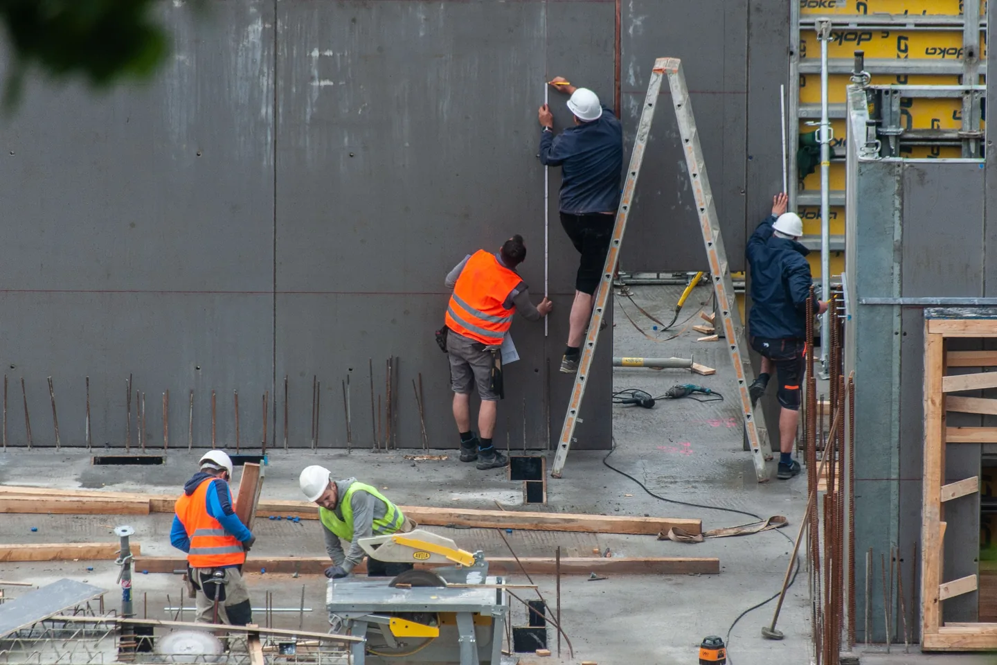Trabajadores con equipos de seguridad en una obra de construcción